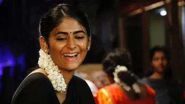 Задник к фильму "குப்பத்து ராஜா" #1157537