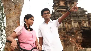 Задник к фильму "பள்ளிப் பருவத்திலே" #1163949