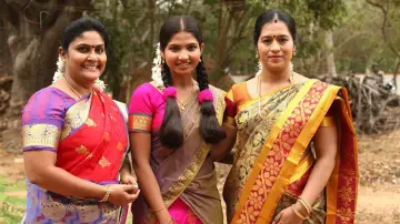 Задник к фильму "பள்ளிப் பருவத்திலே" #1163952