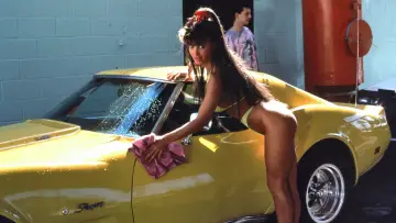 Задник к фильму "The Bikini Carwash Company" #1623629
