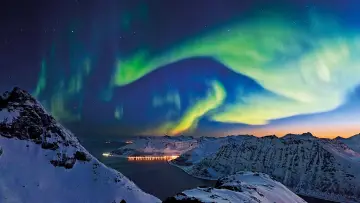Задник к фильму "Fjorde, Nordkap und Polarlicht - Norwegens legendäre Hurtigruten" #1181793