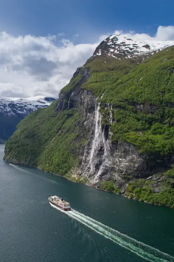 Постер к фильму "Fjorde, Nordkap und Polarlicht - Norwegens legendäre Hurtigruten" #1181794