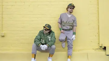 Задник к фильму "The Lonely Island представляет: неофициальная история братьев-бейсболистов" #1071439