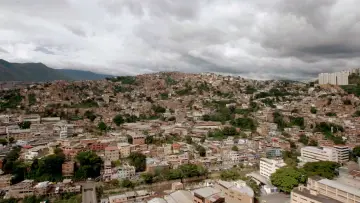 Задник к фильму "Venezuela, la maledizione del petrolio" #1149341