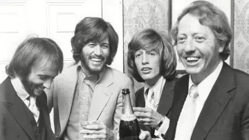 Задник к фильму "Bee Gees: Как починить разбитое сердце" #403707