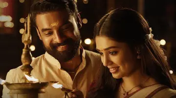 Задник к фильму "അജയന്റെ രണ്ടാം മോഷണം" #1190667