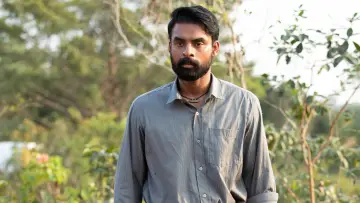 Задник к фильму "അജയന്റെ രണ്ടാം മോഷണം" #1190670