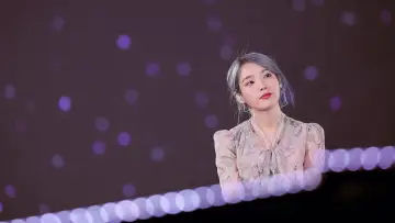 Задник к фильму "아이유 2019 투어 콘서트 <러브, 포엠> 인 서울" #461002