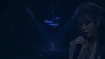 Задник к фильму "아이유 2019 투어 콘서트 <러브, 포엠> 인 서울" #461004