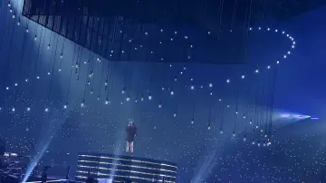 Задник к фильму "아이유 2019 투어 콘서트 <러브, 포엠> 인 서울" #461006