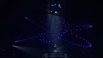 Задник к фильму "아이유 2019 투어 콘서트 <러브, 포엠> 인 서울" #461007