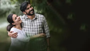 Задник к фильму "പ്രിയന്‍ ഓട്ടത്തിലാണ്" #1149276
