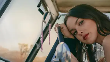 Задник к фильму "OLIVIA RODRIGO: driving home 2 u (a SOUR film)" #394117