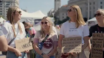 Задник к фильму "Кто такая женщина?" #1073287