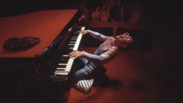 Задник к фильму "Elton John: Never Too Late" #792372