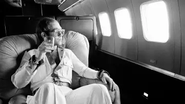 Задник к фильму "Elton John: Never Too Late" #792373