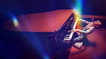 Задник к фильму "Elton John: Never Too Late" #792374