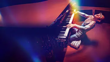 Задник к фильму "Elton John: Never Too Late" #792377