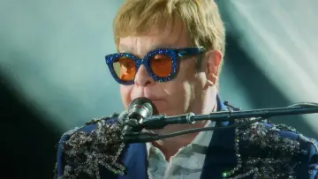 Задник к фильму "Elton John: Never Too Late" #792380