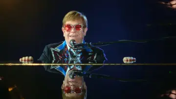 Задник к фильму "Elton John: Never Too Late" #792384