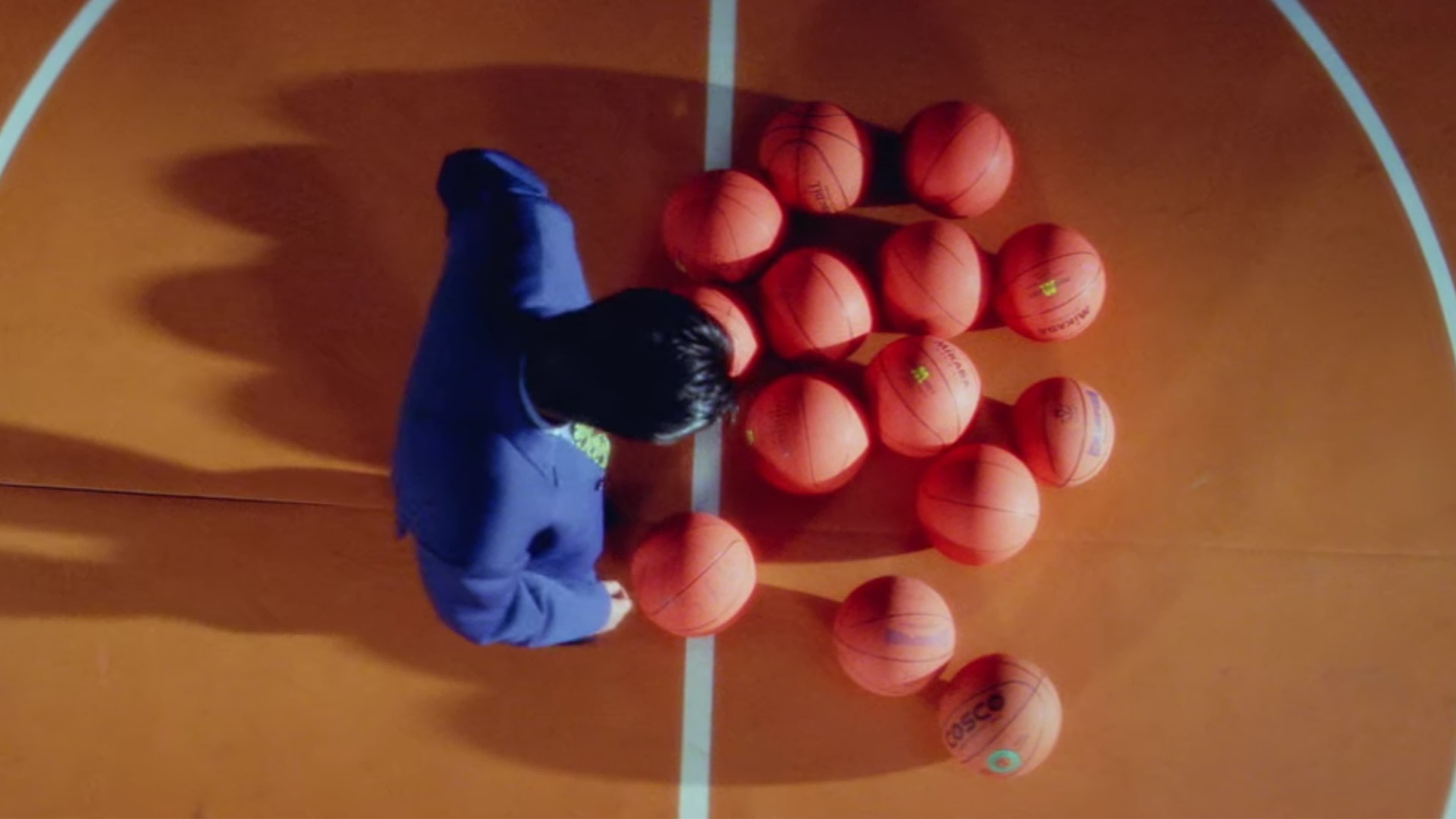 Видео к фильму Bcё в жизни бывает | Dance in the Rain - Romantic Scene - Kuch Kuch Hota Hai - Shahrukh Khan, Kajol