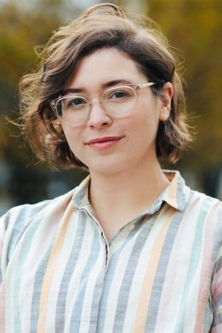 Фото Кейси МакКистон (Casey McQuiston)