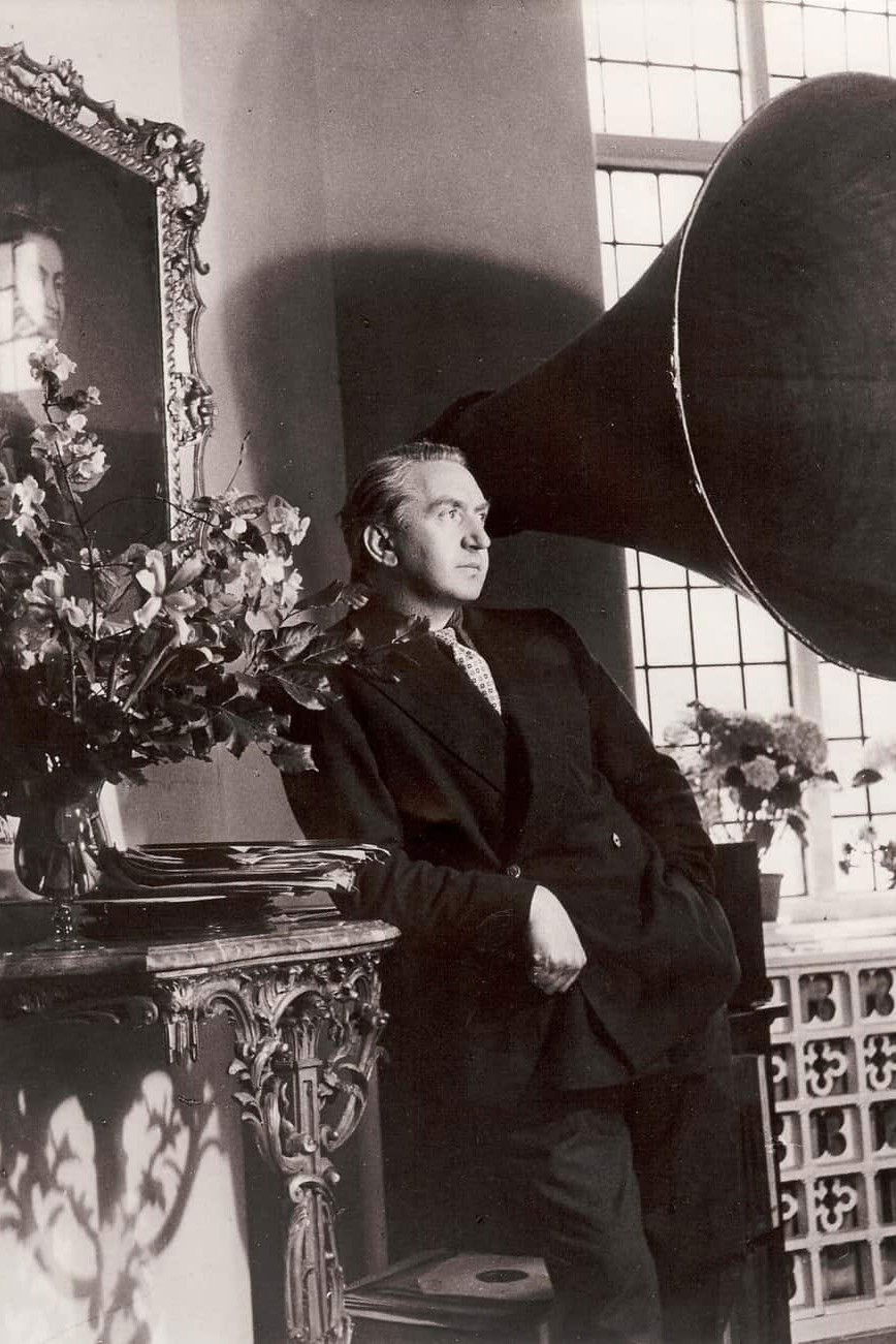 Фото  (Brian Desmond Hurst)