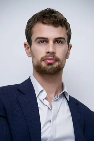 Фото Тео Джеймс (Theo James) #33505