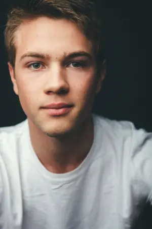Фото Connor Jessup #262551