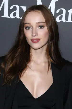 Фото Фиби Дайневор (Phoebe Dynevor) #146441