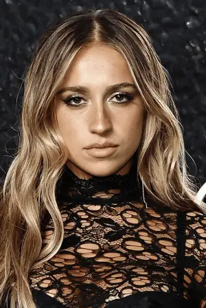 Фото  (Tate McRae) #335317