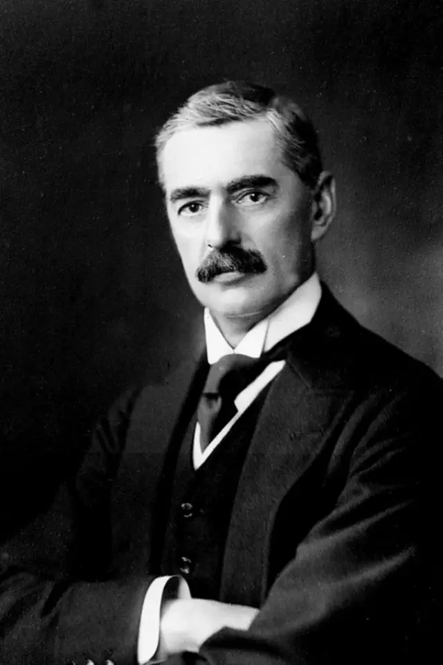 Фото  (Neville Chamberlain)