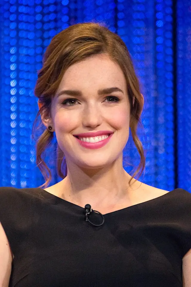 Фото Элизабет Хенстридж (Elizabeth Henstridge)