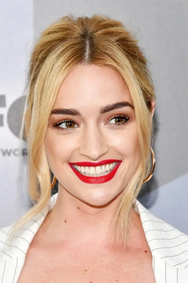Фото Брайанн Хоуи (Brianne Howey)