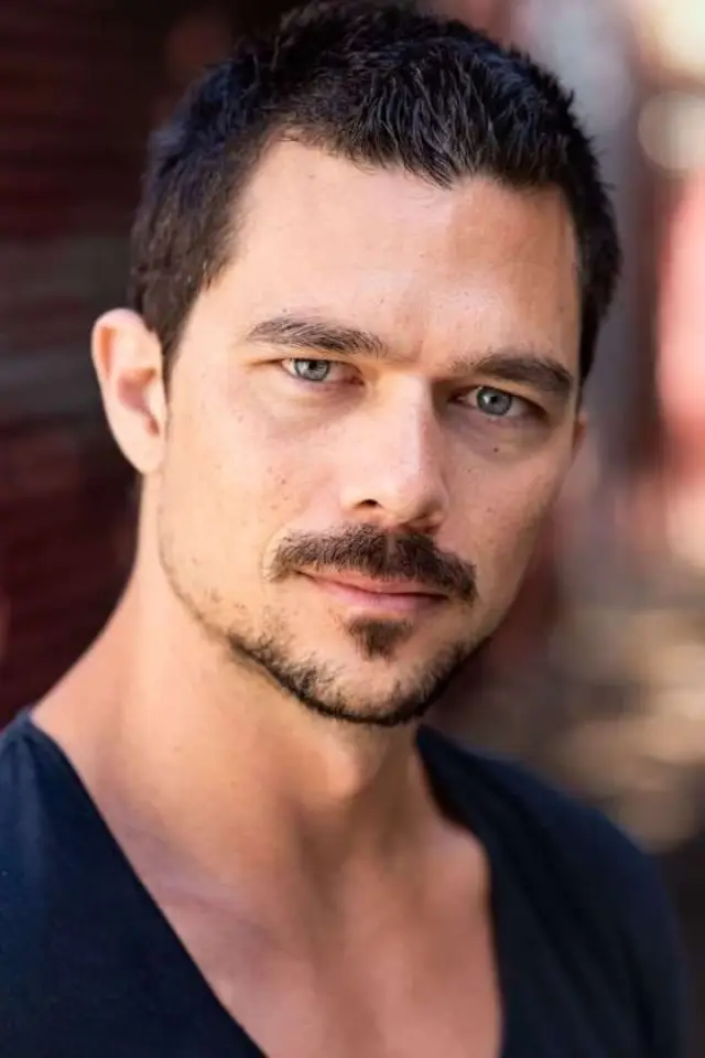 Фото  (Luke Arnold)