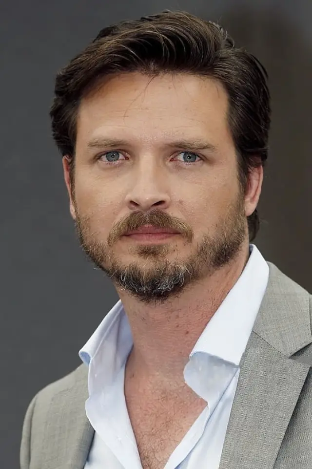 Фото Эйден Янг (Aden Young)
