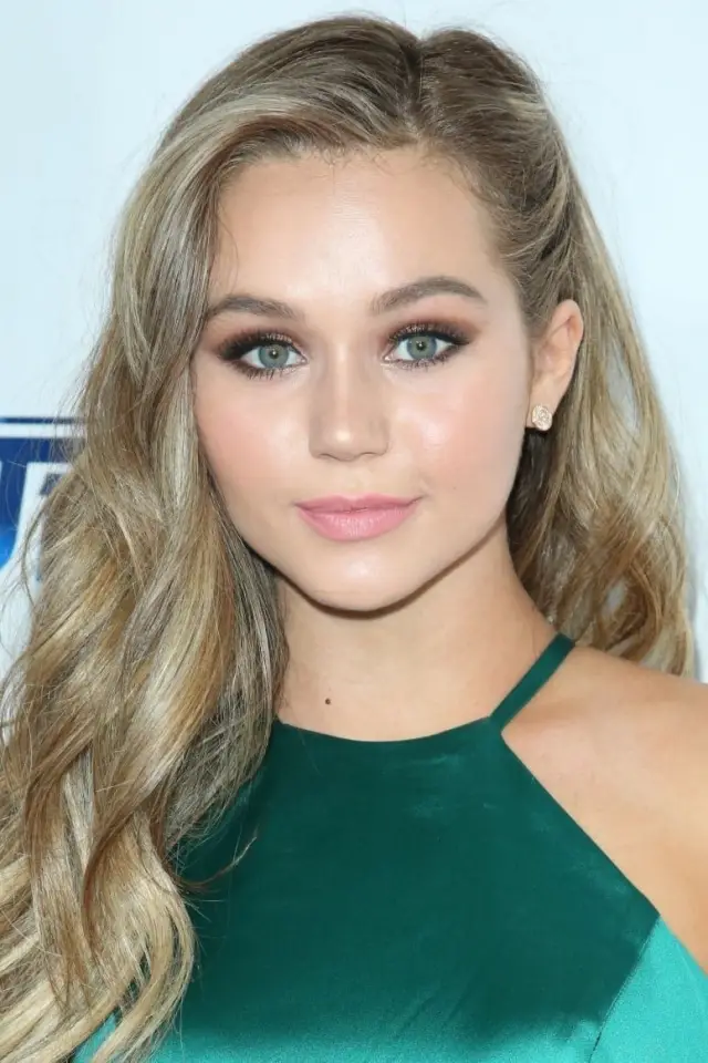 Фото Брек Бэссинджер (Brec Bassinger)