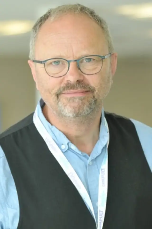 Фото  (Robert Llewellyn)