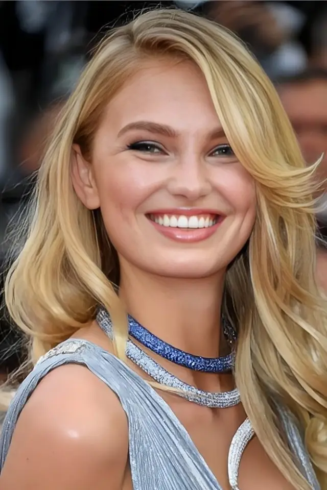 Фото  (Romee Strijd)