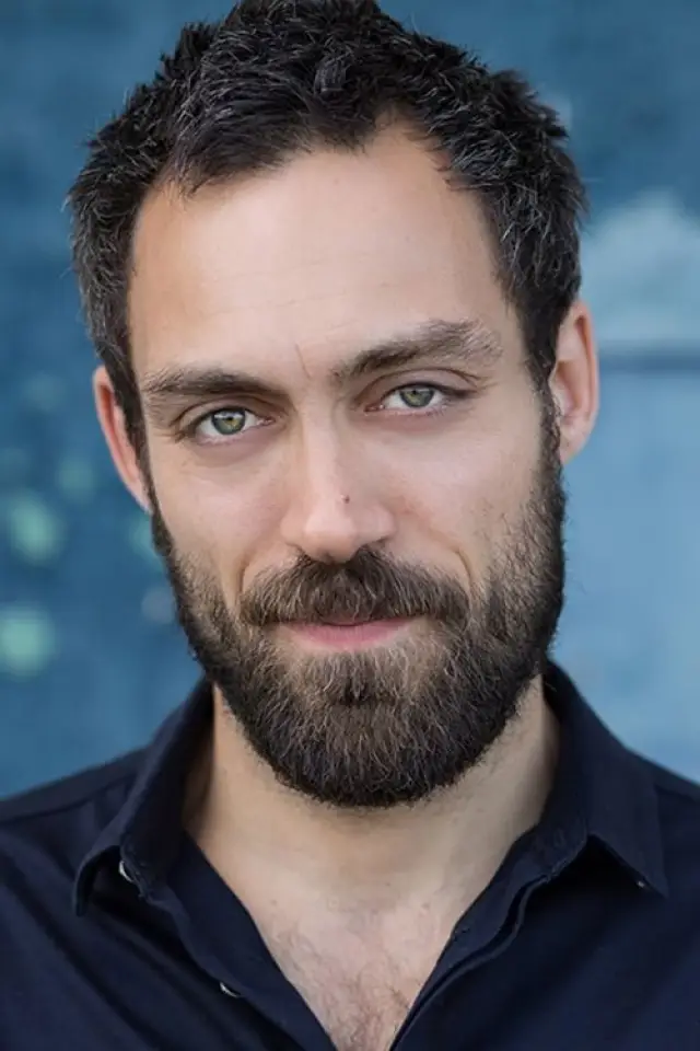 Фото Алекс Хассел (Alex Hassell)