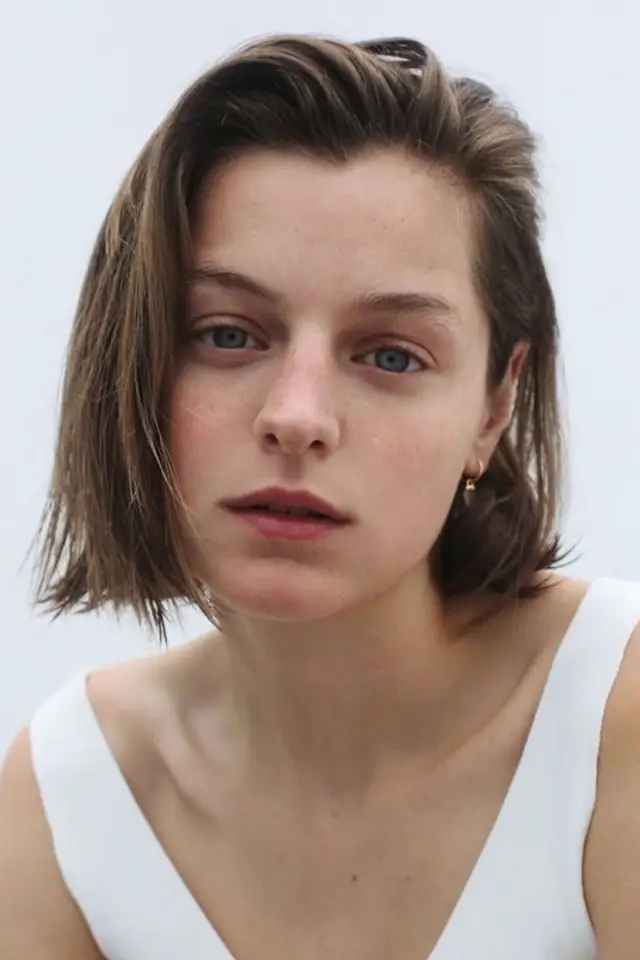 Фото Эмма Коррин (Emma Corrin)