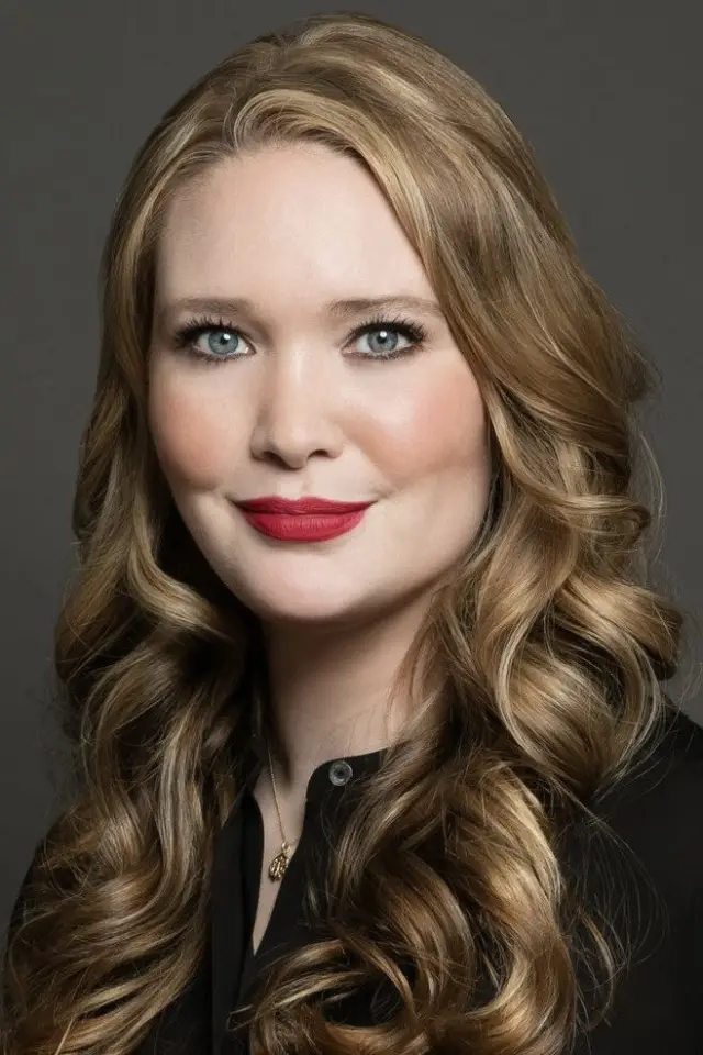 Фото  (Sarah J. Maas)