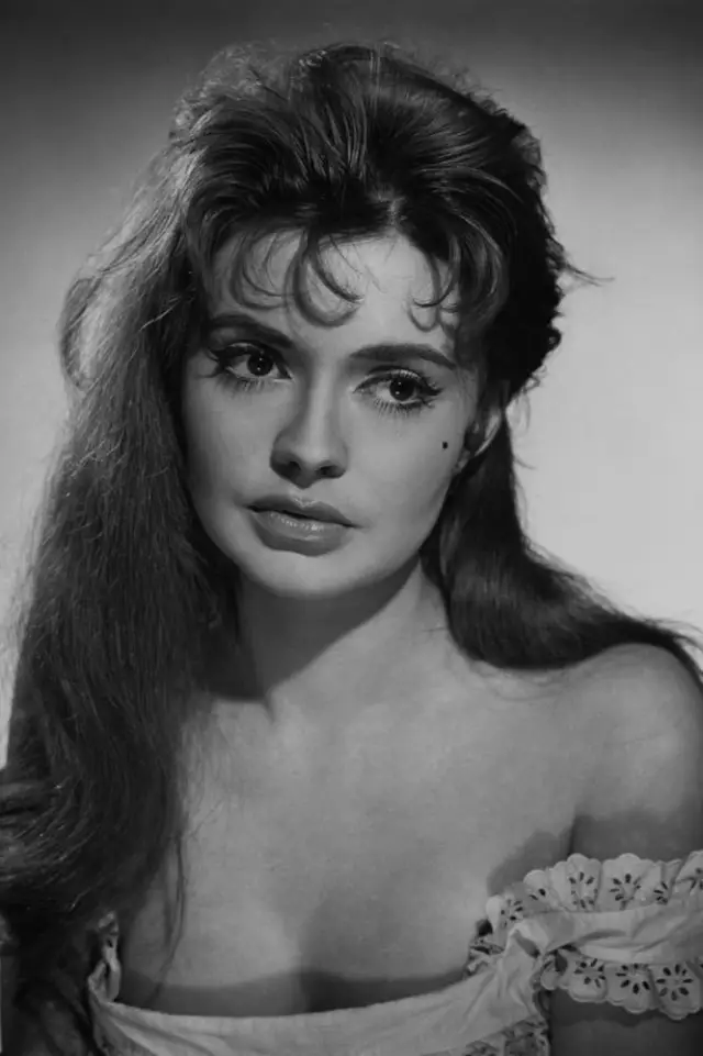 Фото Ивонн Монлаур (Yvonne Monlaur)
