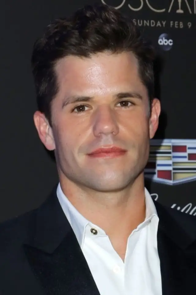Фото Чарли Карвер (Charlie Carver)