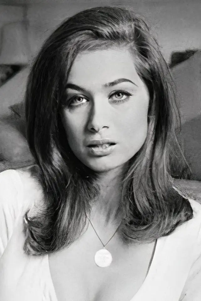 Фото Валери Леон (Valerie Leon)