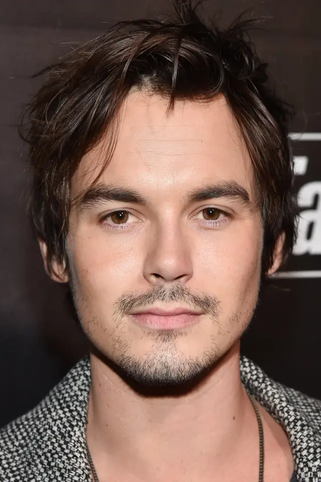 Фото Тайлер Блэкберн (Tyler Blackburn)