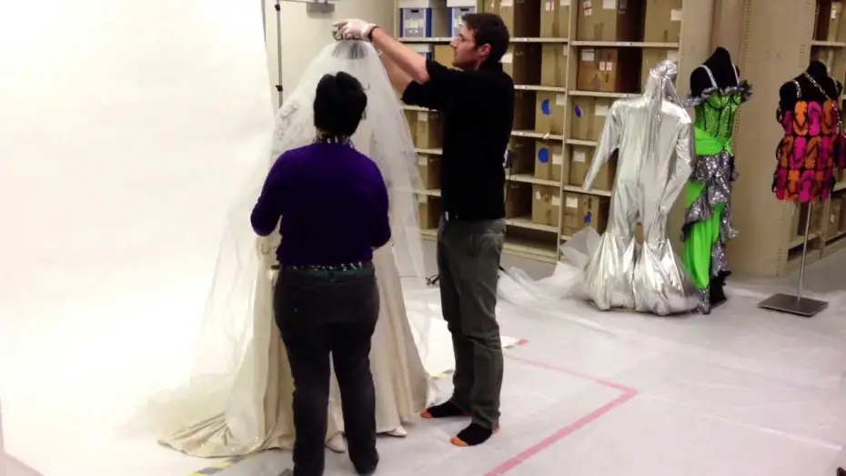 Видео к фильму Свадьба Мюриэл — Muriel's Wedding dress comes out of its box, 20 years later