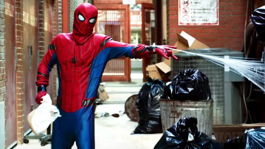 Видео к фильму Человек-паук: Возвращение домой | Salut, je suis Spider-Man | Cam&eacute;o de Stan Lee | Spider-Man : Homecoming | Extrait VF