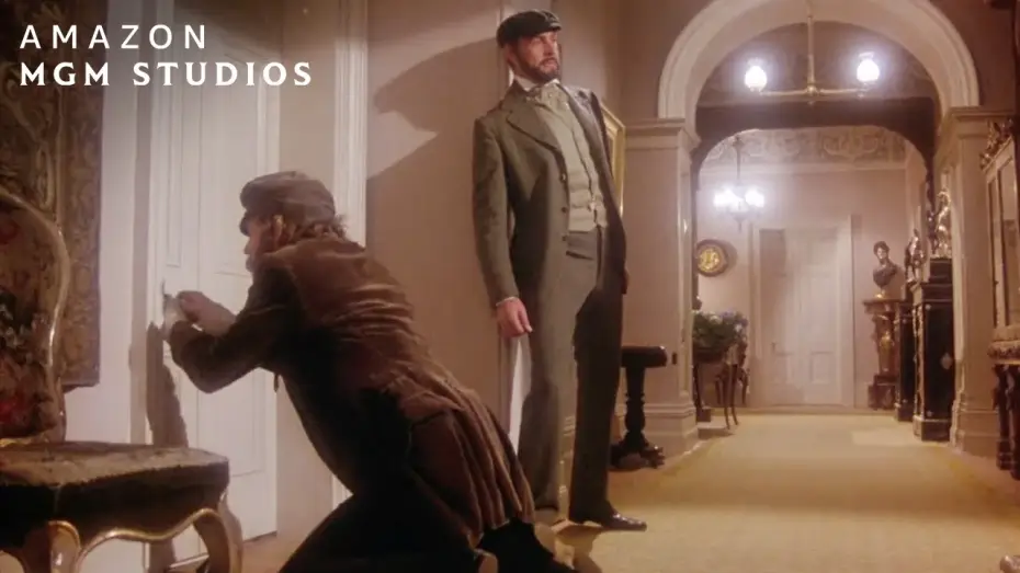 Видео к фильму Большое ограбление поезда — Breaking Into The Banker's House