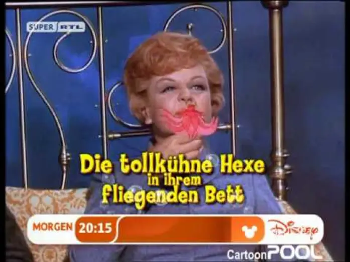 Видео к фильму Набалдашник и метла — Disneys Die tollkühne Hexe in ihrem fliegenden Bett - German Trailer (2009)